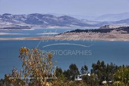 Image du Maroc Professionnelle de  Le barrage Oued El Makhazine, conçu pour le développement et  l'irrigation du périmètre du Loukkos. Ainsi les champs situés dans le triangle Ksar El Kébir, Larache, Moulay Bouselham profitent de cette infrastructure. Cette importante réalisation située sur El Oued Loukkos sert à la régularisation inter annuelle des débits tout en formant une protection contre les crues, au Jeudi 1er Septembre 2005 à cette datte le barrage dispose 309 Million de M3. (Photo / Abdeljalil Bounhar) 